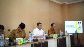 Bupati Dharmasraya, Sutan Riska Tuanku Kerajaan membuka persiapan evaluasi SAKIP di Pulau Punjung, Senin, (15/7/2024). (Foto: Pemkab Dharmasraya)