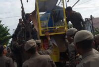 Petugas Satpol PP Padang mengamankan lapak PKL untuk dibawa ke Mako Satpol PP. (Foto: Humas Satpol PP Padang)