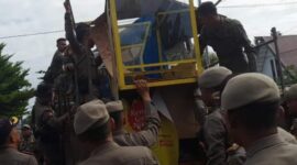Petugas Satpol PP Padang mengamankan lapak PKL untuk dibawa ke Mako Satpol PP. (Foto: Humas Satpol PP Padang)