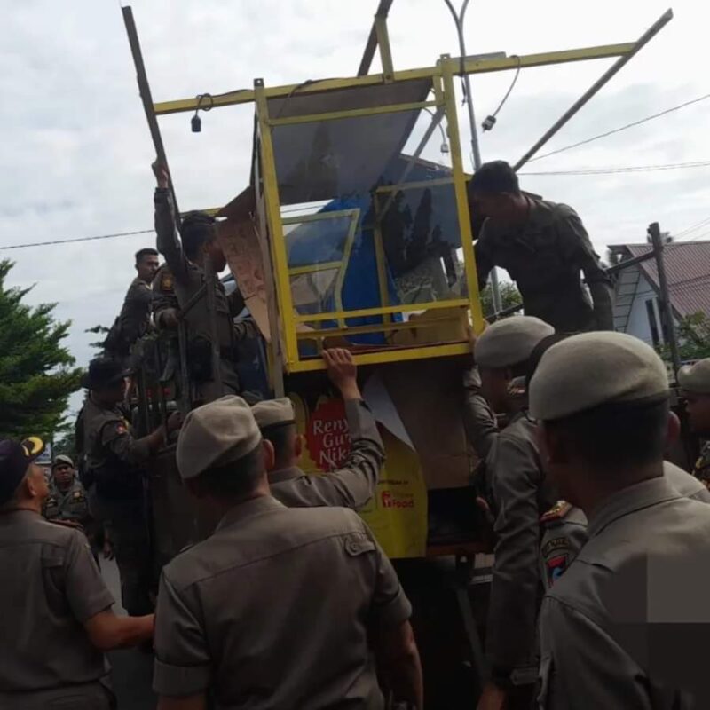 Petugas Satpol PP Padang mengamankan lapak PKL untuk dibawa ke Mako Satpol PP. (Foto: Humas Satpol PP Padang)