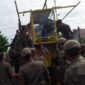 Petugas Satpol PP Padang mengamankan lapak PKL untuk dibawa ke Mako Satpol PP. (Foto: Humas Satpol PP Padang)
