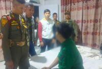 Petugas Satpol PP Padang mengamankan pasangan ilegal di salah satu penginapan di Padang. (Foto: Humas Satpol PP Padang)