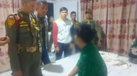 Petugas Satpol PP Padang mengamankan pasangan ilegal di salah satu penginapan di Padang. (Foto: Humas Satpol PP Padang)