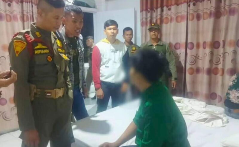 Petugas Satpol PP Padang mengamankan pasangan ilegal di salah satu penginapan di Padang. (Foto: Humas Satpol PP Padang)