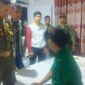 Petugas Satpol PP Padang mengamankan pasangan ilegal di salah satu penginapan di Padang. (Foto: Humas Satpol PP Padang)