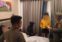 Petugas Satpol PP Padang merazia sebuah hotel di kawasan Kecamatan Padang Utara, Kamis (16/7/2024). (Foto: Humas Satpol PP Padang)