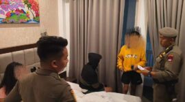 Petugas Satpol PP Padang merazia sebuah hotel di kawasan Kecamatan Padang Utara, Kamis (16/7/2024). (Foto: Humas Satpol PP Padang)