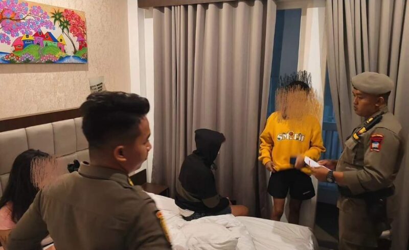 Petugas Satpol PP Padang merazia sebuah hotel di kawasan Kecamatan Padang Utara, Kamis (16/7/2024). (Foto: Humas Satpol PP Padang)