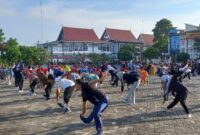 Ratusan ASN Pemko Padang mengikuti senam massal rutin di Galanggang Balai Kota, Aie Pacah, Rabu (17/07/2024). (Foto: Diskominfo Padang)
