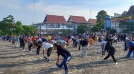 Ratusan ASN Pemko Padang mengikuti senam massal rutin di Galanggang Balai Kota, Aie Pacah, Rabu (17/07/2024). (Foto: Diskominfo Padang)