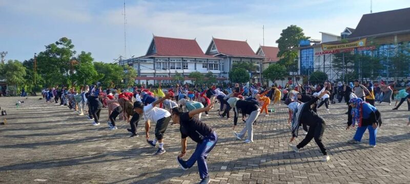 Ratusan ASN Pemko Padang mengikuti senam massal rutin di Galanggang Balai Kota, Aie Pacah, Rabu (17/07/2024). (Foto: Diskominfo Padang)