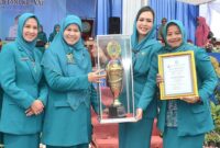 Pj Ketua TP PKK Kota Padang Vanny Andree Algamar menerima piala juara umum dari Ketua TP PKK Sumbar Harneli Mahyeldi, Rabu (17/7/2024). (Foto: Prokopim Padang)
