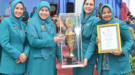 Pj Ketua TP PKK Kota Padang Vanny Andree Algamar menerima piala juara umum dari Ketua TP PKK Sumbar Harneli Mahyeldi, Rabu (17/7/2024). (Foto: Prokopim Padang)