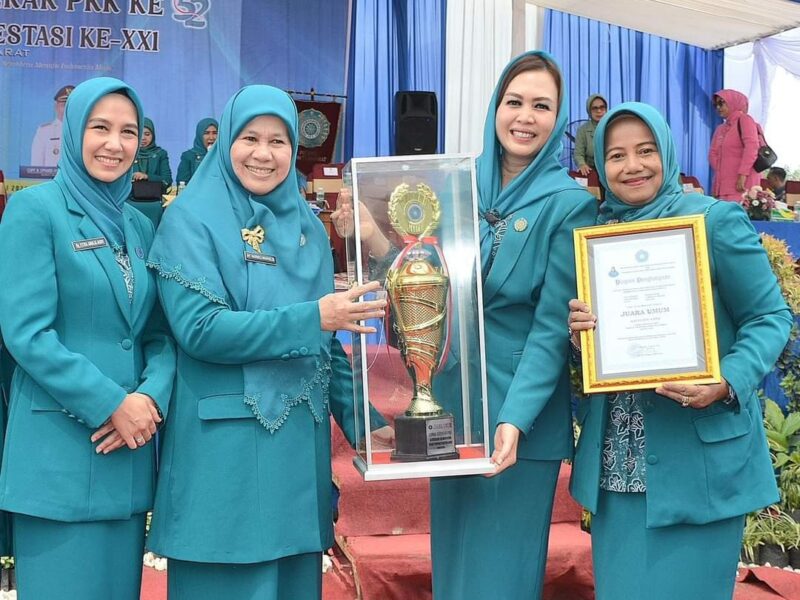 Pj Ketua TP PKK Kota Padang Vanny Andree Algamar menerima piala juara umum dari Ketua TP PKK Sumbar Harneli Mahyeldi, Rabu (17/7/2024). (Foto: Prokopim Padang)