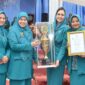 Pj Ketua TP PKK Kota Padang Vanny Andree Algamar menerima piala juara umum dari Ketua TP PKK Sumbar Harneli Mahyeldi, Rabu (17/7/2024). (Foto: Prokopim Padang)
