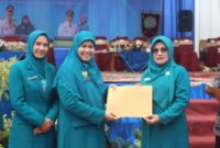 Ketua TP PKK Pasbar, Ny. Titi Hamsuardi menerima penghargaan dari Ketua TP PKK Sumbar Ny. Harneli Mahyeldi. (Foto: Pemkab Pasbar)