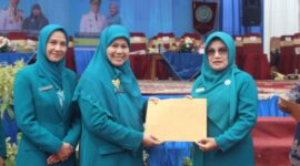 Ketua TP PKK Pasbar, Ny. Titi Hamsuardi menerima penghargaan dari Ketua TP PKK Sumbar Ny. Harneli Mahyeldi. (Foto: Pemkab Pasbar)