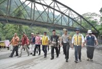 Gubernur Sumbar Mahyeldi dan rombongan meninjau jalan nasional Padang Panjang-Sicincin ruas Lembah Anai yang sempat putus total akibat banjir bandang. (Foto: ADPSB)