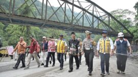 Gubernur Sumbar Mahyeldi dan rombongan meninjau jalan nasional Padang Panjang-Sicincin ruas Lembah Anai yang sempat putus total akibat banjir bandang. (Foto: ADPSB)