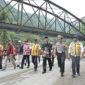Gubernur Sumbar Mahyeldi dan rombongan meninjau jalan nasional Padang Panjang-Sicincin ruas Lembah Anai yang sempat putus total akibat banjir bandang. (Foto: ADPSB)