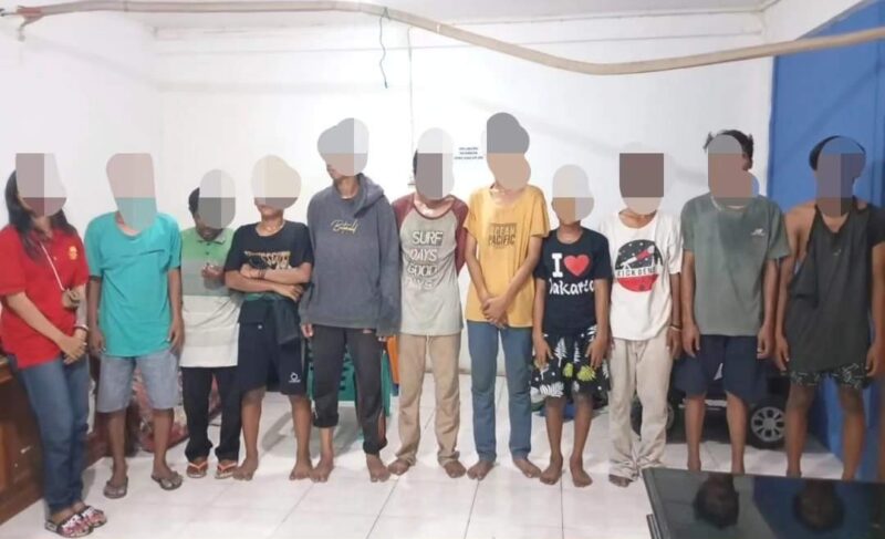 Para PMKS saat ditertibkan di Mako Satpol PP Padang. (Foto: Humas Satpol PP Padang)