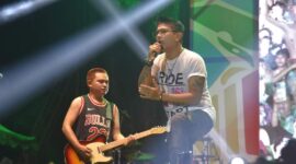 Andika Kangen Band tampil memukau di hadapan penonton. (Foto: Diskominfo Kota Pariaman)