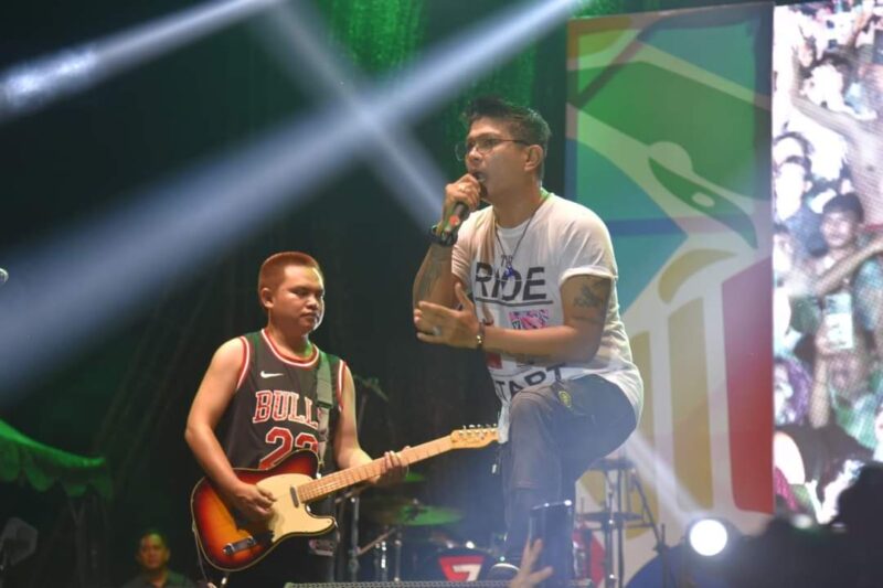 Andika Kangen Band tampil memukau di hadapan penonton. (Foto: Diskominfo Kota Pariaman)
