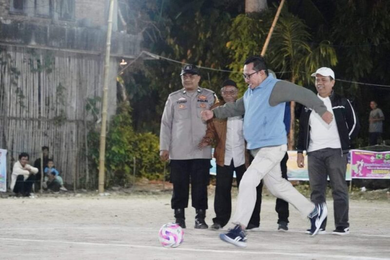 Bupati Tanah Datar, Eka Putra membuka Open Turnamen Futsal Linbdbas Cup III di Jorong Baing, Sabtu (20/7/2024) malam. (Foto: Prokopim Padang)