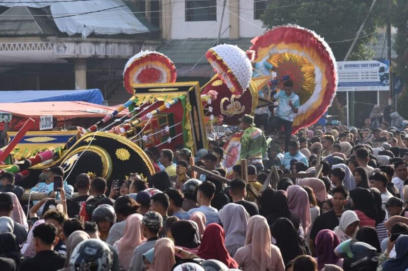 Prosesi Tabuik Naiak Pangkek dalam rangkaian Pesona Budaya Tabuik Piaman 2024. (Foto: Diskominfo Kota Pariaman)