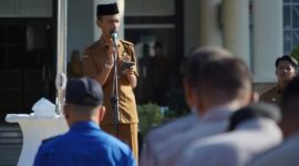Wakil Bupati Solok Selatan Yulian Efi memimpin apel gabungan ASN, Senin (22/7/2024). (Foto: Humas dan Prokopim Pemkab Solsel)