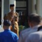 Wakil Bupati Solok Selatan Yulian Efi memimpin apel gabungan ASN, Senin (22/7/2024). (Foto: Humas dan Prokopim Pemkab Solsel)