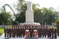 Kejari Padang Panjang menggelar ziarah dan tabur bunga di TMP Kusuma Sakti, Minggu (21/7/2024). (Foto: Diskominfo Padang Panjang)