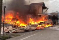 Kebakaran hebat membakar warung makan di Jalan Raya Indarung, Kecamatan Lubeg, Minggu (21/7/2024) sore. (Foto: Diskominfo Padang)