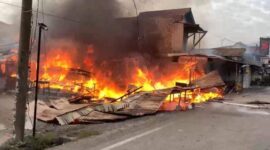 Kebakaran hebat membakar warung makan di Jalan Raya Indarung, Kecamatan Lubeg, Minggu (21/7/2024) sore. (Foto: Diskominfo Padang)