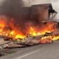 Kebakaran hebat membakar warung makan di Jalan Raya Indarung, Kecamatan Lubeg, Minggu (21/7/2024) sore. (Foto: Diskominfo Padang)