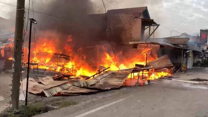 Kebakaran hebat membakar warung makan di Jalan Raya Indarung, Kecamatan Lubeg, Minggu (21/7/2024) sore. (Foto: Diskominfo Padang)