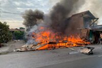 Sebuah warung makan di Jalan Raya Indarung, Kecamatan Lubeg terbakar pada Minggu (21/7/2024) sore. (Foto: Diskominfo Padang)