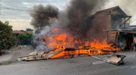 Sebuah warung makan di Jalan Raya Indarung, Kecamatan Lubeg terbakar pada Minggu (21/7/2024) sore. (Foto: Diskominfo Padang)