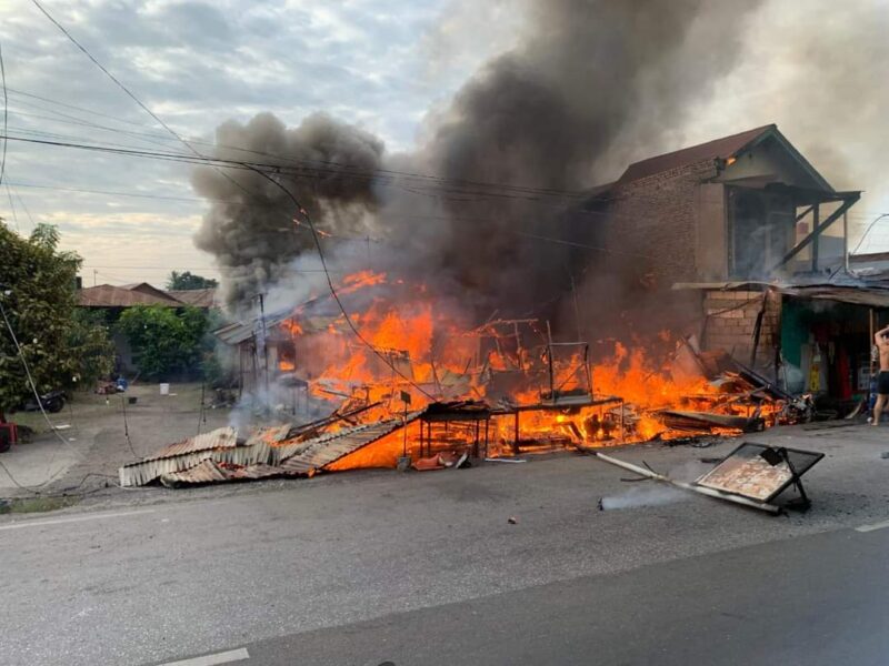 Sebuah warung makan di Jalan Raya Indarung, Kecamatan Lubeg terbakar pada Minggu (21/7/2024) sore. (Foto: Diskominfo Padang)