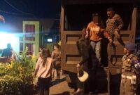 Petugas Satpol PP Padang mengamankan empat wanita ke Mako Satpol PP. (Foto: Humas Satpol PP Padang)