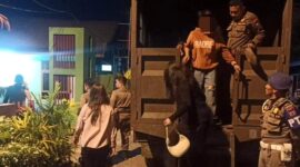 Petugas Satpol PP Padang mengamankan empat wanita ke Mako Satpol PP. (Foto: Humas Satpol PP Padang)