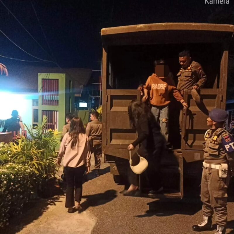 Petugas Satpol PP Padang mengamankan empat wanita ke Mako Satpol PP. (Foto: Humas Satpol PP Padang)