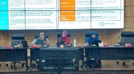 Kepala Bappeda Padang Yenni Yuliza (tengah) saat FGD Urban Act Project Penjaringan Potensi Iklim di Ruang Rapat Abu Bakar Jaar, Rabu (24/7/2024). (Foto: Diskominfo Padang)
