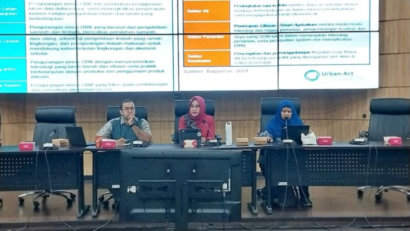 Kepala Bappeda Padang Yenni Yuliza (tengah) saat FGD Urban Act Project Penjaringan Potensi Iklim di Ruang Rapat Abu Bakar Jaar, Rabu (24/7/2024). (Foto: Diskominfo Padang)
