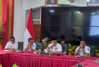 Pj Wali Kota Padang Andree Algamar memimpin rapat di Gedung Putih Rumah Dinas Wali Kota Padang, Rabu (24/7/2024). (Foto: Diskominfo Padang)