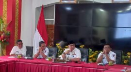 Pj Wali Kota Padang Andree Algamar memimpin rapat di Gedung Putih Rumah Dinas Wali Kota Padang, Rabu (24/7/2024). (Foto: Diskominfo Padang)