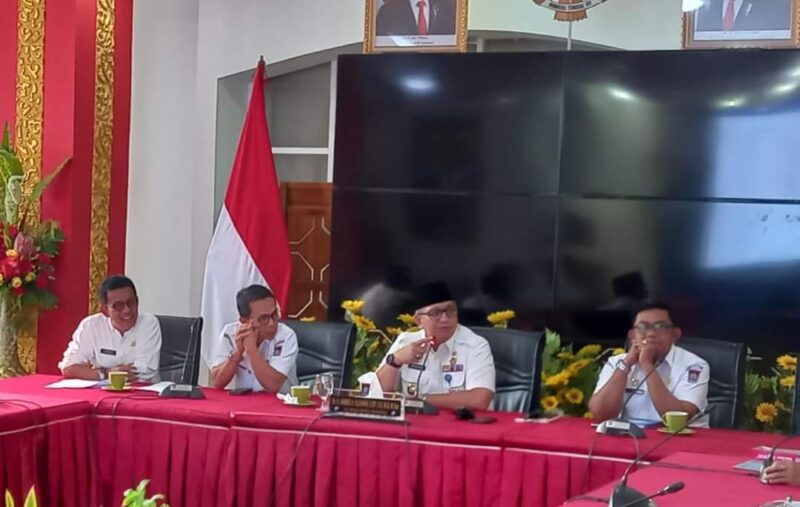 Pj Wali Kota Padang Andree Algamar memimpin rapat di Gedung Putih Rumah Dinas Wali Kota Padang, Rabu (24/7/2024). (Foto: Diskominfo Padang)