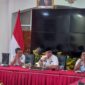 Pj Wali Kota Padang Andree Algamar memimpin rapat di Gedung Putih Rumah Dinas Wali Kota Padang, Rabu (24/7/2024). (Foto: Diskominfo Padang)