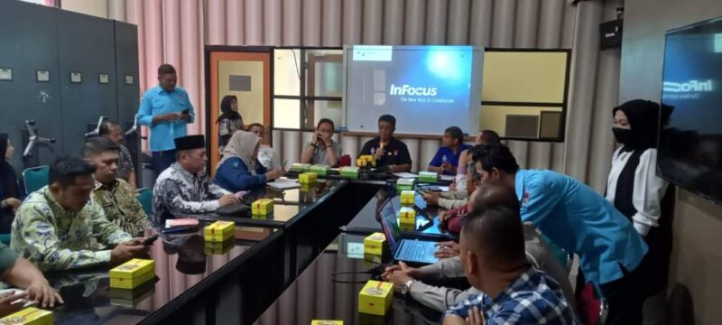 Kepala Dispora Padang Afriadi saat rapat persiapan akhir Gowes Padang Adventure di kantor Dispora Kota Padang, Kamis (25/7/2024). (Foto: Diskominfo Padang)