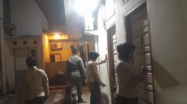 Petugas Satpol PP Padang merazia salah satu kos-kosan yang ada di Padang, Jumat (26/7/2024) dini hari. (Foto: Humas Satpol PP Padang)